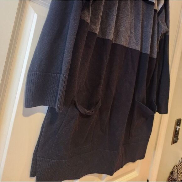 Eighty Eight Woman gray and black cowl neck sweater 2X - Picture 3 of 4